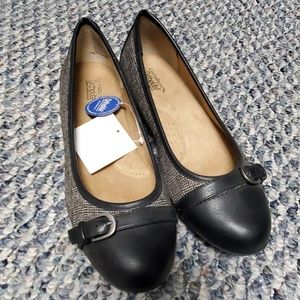 Flat dress shoes